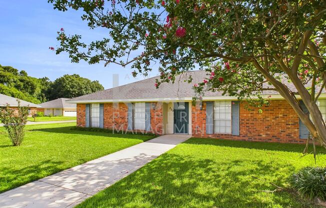 Beautiful 3 bedroom, 2 bathroom home available in Lafayette!