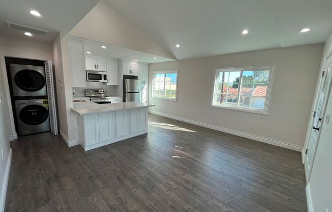 AVAILABLE NOW! 1+1 w/all appliances + private laundry! (21103 Mayall)