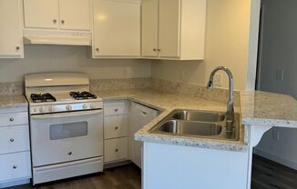 2 beds, 2 baths, $2,550, Unit 1727 Maple Ave