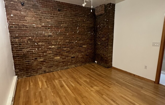 1 bed, 1 bath, $2,700, Unit 1R
