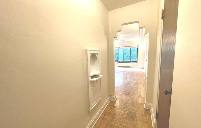 1 bed, 1 bath, $1,075, Unit 204