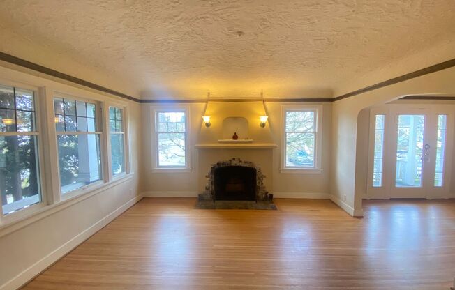Great location! cute bungalow!