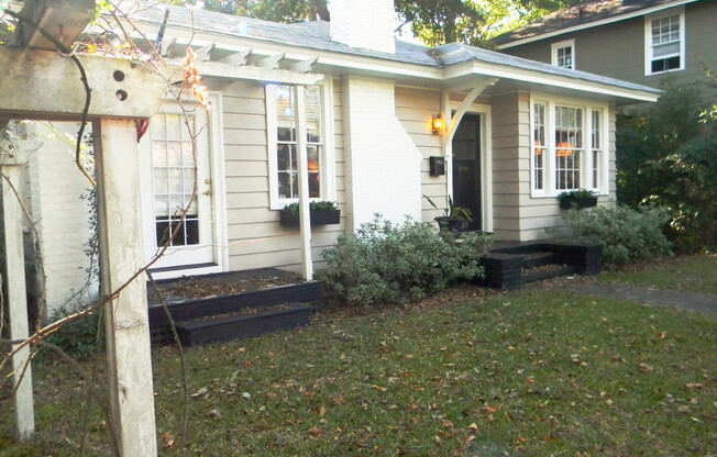 ARDSLEY PARK COTTAGE NEAR MCCAULEY PARK