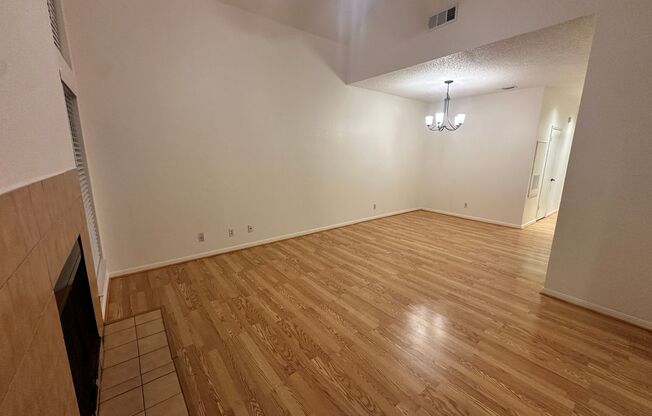 UT PRE LEASE: West Campus 2bd / 2ba Cathedral ceilings, Huge windows, Good Roommate floor-plan