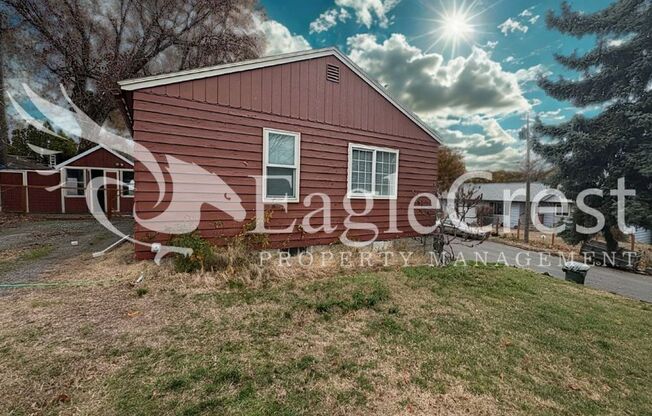 Spacious 3-Bedroom 2 bathroom Home with Great Mountain Views and Bonus Room!!