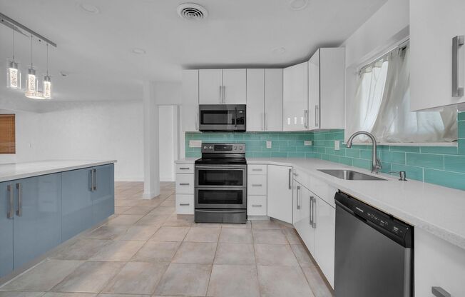 Beautiful Hollywood home in quiet neighborhood