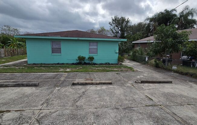 SPACIOUS 2 BEDROOM 1 BATH DUPLEX LOCATED IN WINTER HAVEN