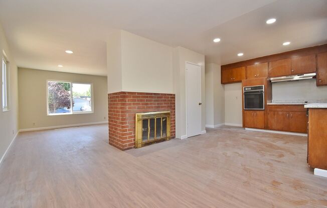 $3495 / 3 BR - NICELY REMODELED SUNDALE HOME IN CENTRAL FREMONT
