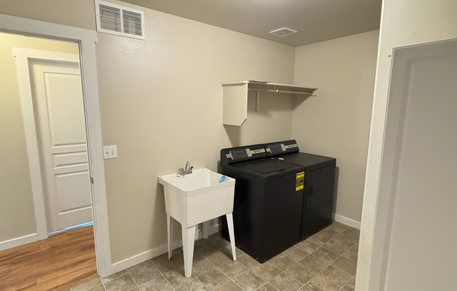 5bed/3bath home w/community pool, fenced yard, covered patio, & a fire place