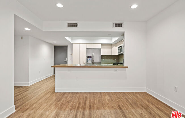 10473 SANTA MONICA BLVD
