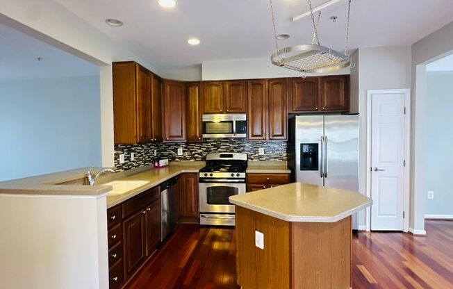 LARGE TOWNHOME with Pool - Howard County MD