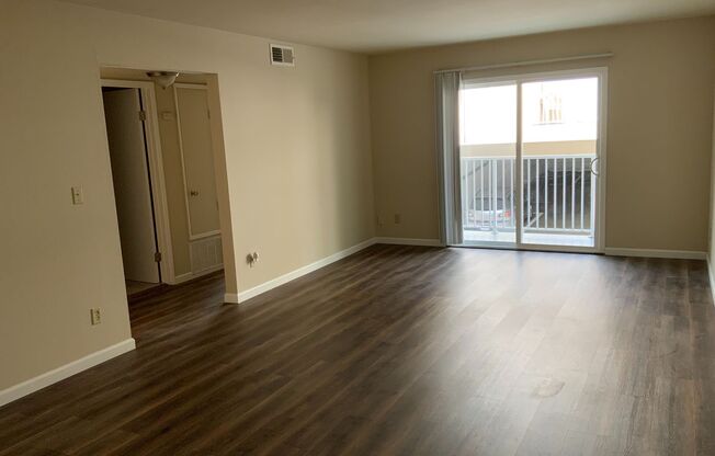 2 beds, 1.5 baths, 850 sqft, $3,350, Unit 412 - 8