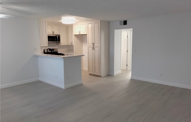 2 beds, 1 bath, 864 sqft, $2,450, Unit 13