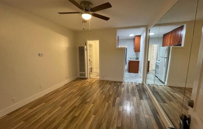 3 BD 1 BA- 1/2 duplex 6 Blocks From Beach Fenced Front & Backyard