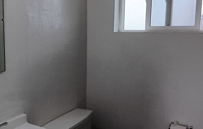 Studio, 1 bath, 350 sqft, $625, Unit 111