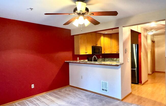 In town Kingston, walking distance to the Seattle and Edmonds ferry, main floor condo