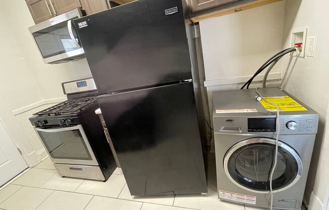Completely remodeled 2 bedroom apartment near Case Weston Reserve University