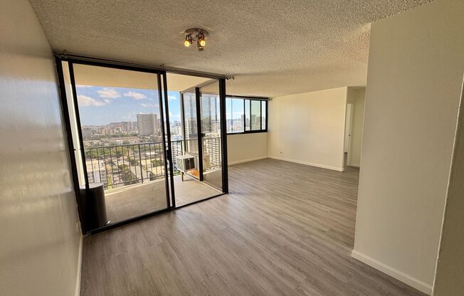 Bright and Breezy 2 bed, 1.5 bath, 1 covered parking top floor condo in Makiki!!