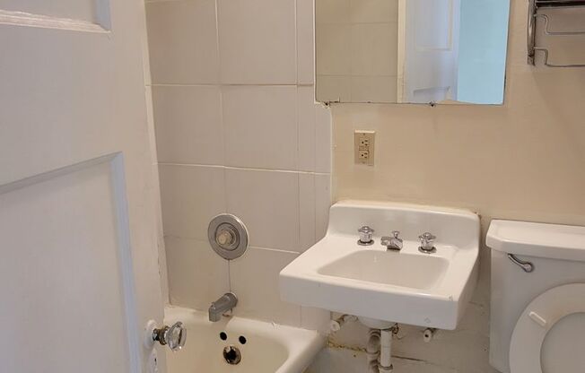 Studio, 1 bath, $825, Unit 212