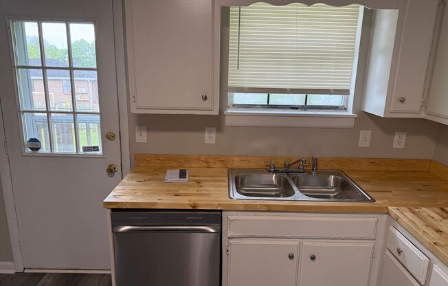 2 Bedroom/ 1 Bathroom Duplex in Hermitage