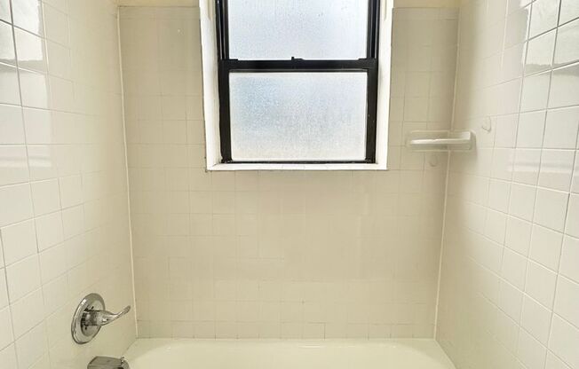 2 beds, 1 bath, $1,100, Unit G2