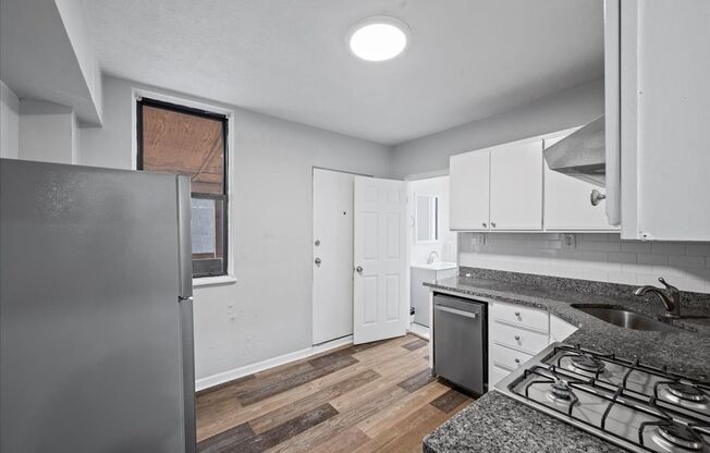 Modern 3BD/2BA with Private Balcony, In-Unit Laundry & Exclusive Medical Discounts!