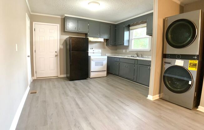 2 beds, 1 bath, 760 sqft, $995, Unit B