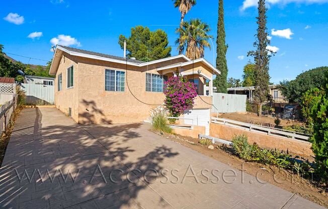 Charming 3 Bed/1.5 Bath In The Heart Of Lake Elsinore!
