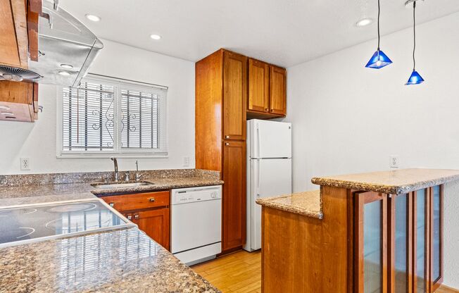 Lake Merritt Living: 1 Bed Condo with Balcony Pool View & SF Commute!