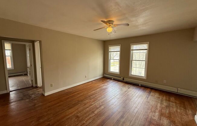 562 Edmund Ave W