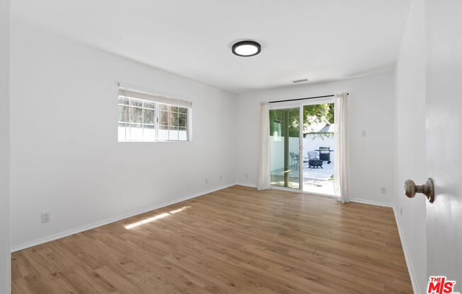 5541 FALLBROOK AVE