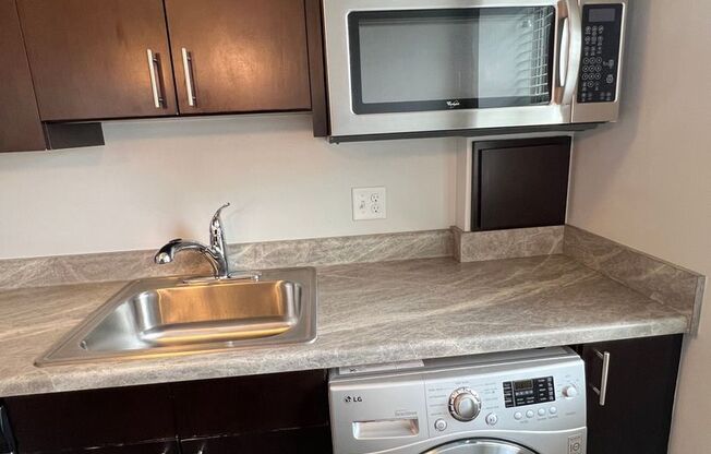 1 bed, 1 bath, 650 sqft, $1,295, Unit Unit 301 A650 Corner Unit w/Nook and Downtown View