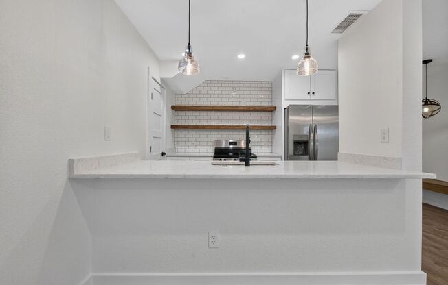 Beautiful 2 Bedroom condo- Move in special one time 500.00 concession at move in.