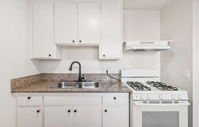 2 beds, 1 bath, 700 sqft, $1,650, Unit 950-2012