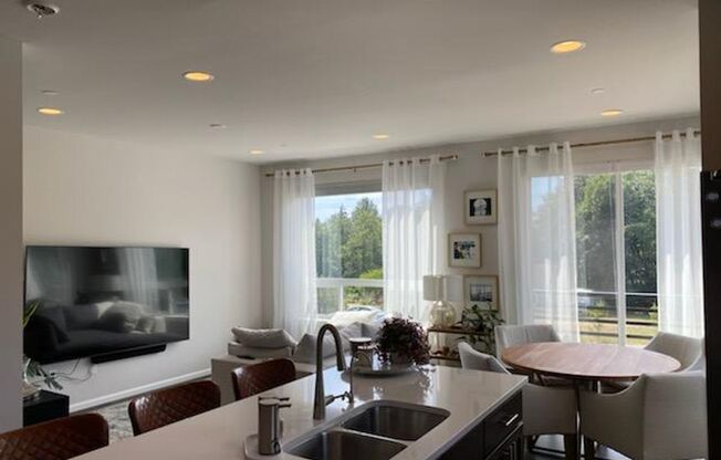 Luxury Renton Townhome Condominium - 4 bedroom and 4 bathrooms with 2 car garage, Available NOW!