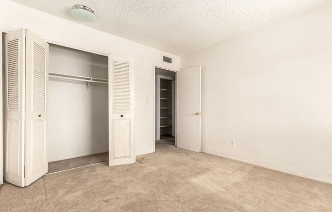 5742 N 43 DR