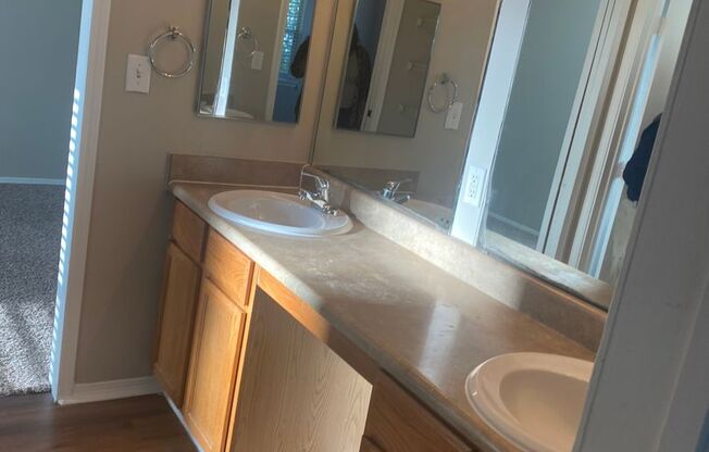 3 beds, 2 baths, 1,251 sqft, $1,725, Unit 0702