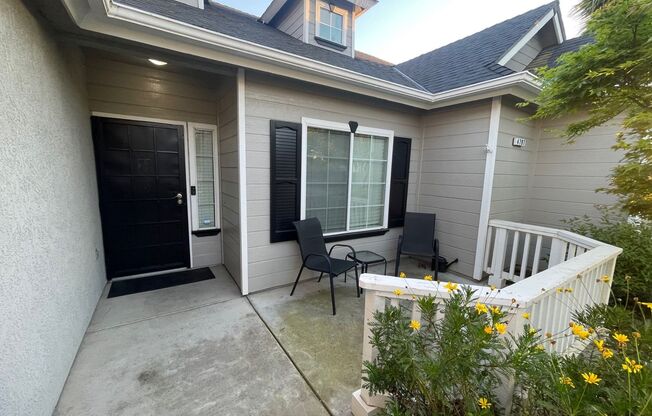 North West Fresno Modern/Updated Home, 3BR/2BA, Built 2004 - Lots of Amenities!