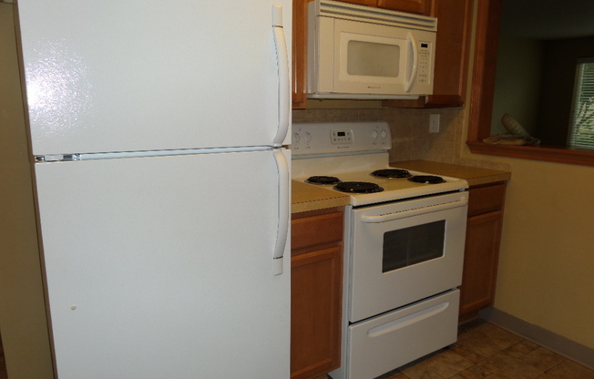 Two Bedroom Townhome, with Air Conditioning & Garage