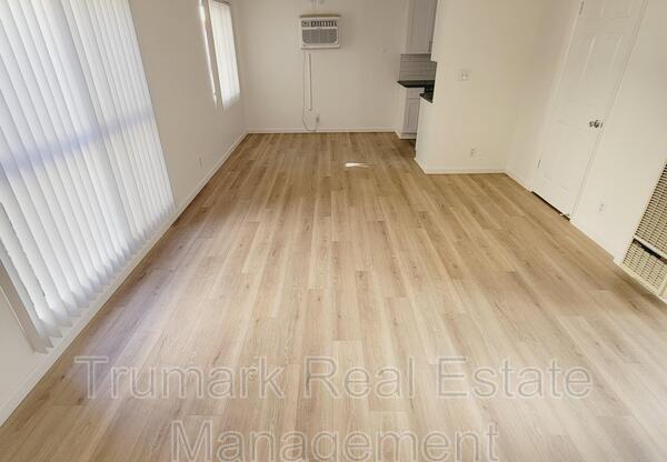 210 W TUJUNGA AVE