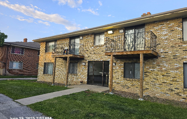 4231 N 104 ST