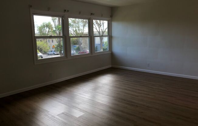 2 beds, 1 bath, $2,850, Unit 5337 El Jardin