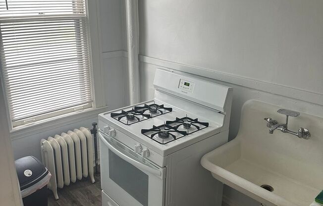 Studio, 1 bath, $825, Unit 14