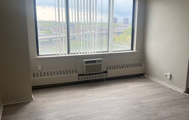 Studio, 1 bath, 400 sqft, $1,200, Unit 702