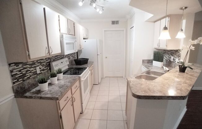 Beautiful 1/1 Wood Floors Condo for Rent close to UCF at The Crest