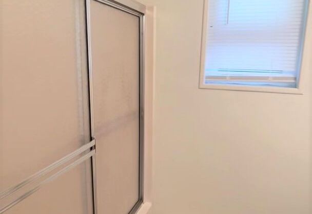 2 beds, 1 bath, 903 sqft, $1,340, Unit J-10