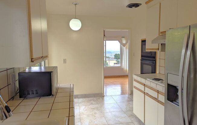 Beautiful 3 Bed Home, with a Gorgeous View of the Bay from the El Cerrito Hills- Water & Garbage-PG&E (Gas and Electricity ) 50/50