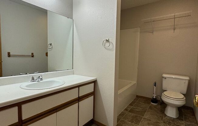 2 beds, 1 bath, $885