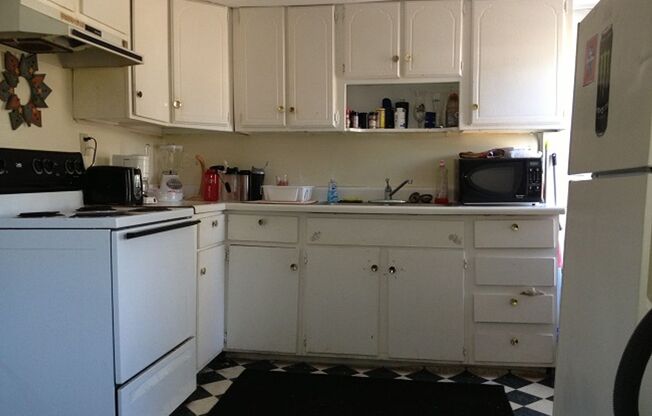 4 beds, 1 bath, $2,400, Unit A