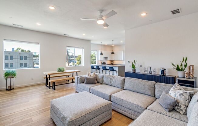 Beautiful Modern Three-Story Townhome minutes from Lower Greenville!